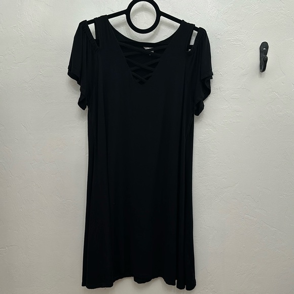 H&H by Harmony & Havoc Cold Shoulder Laced V-neck T-shirt Dress - Picture 1 of 11